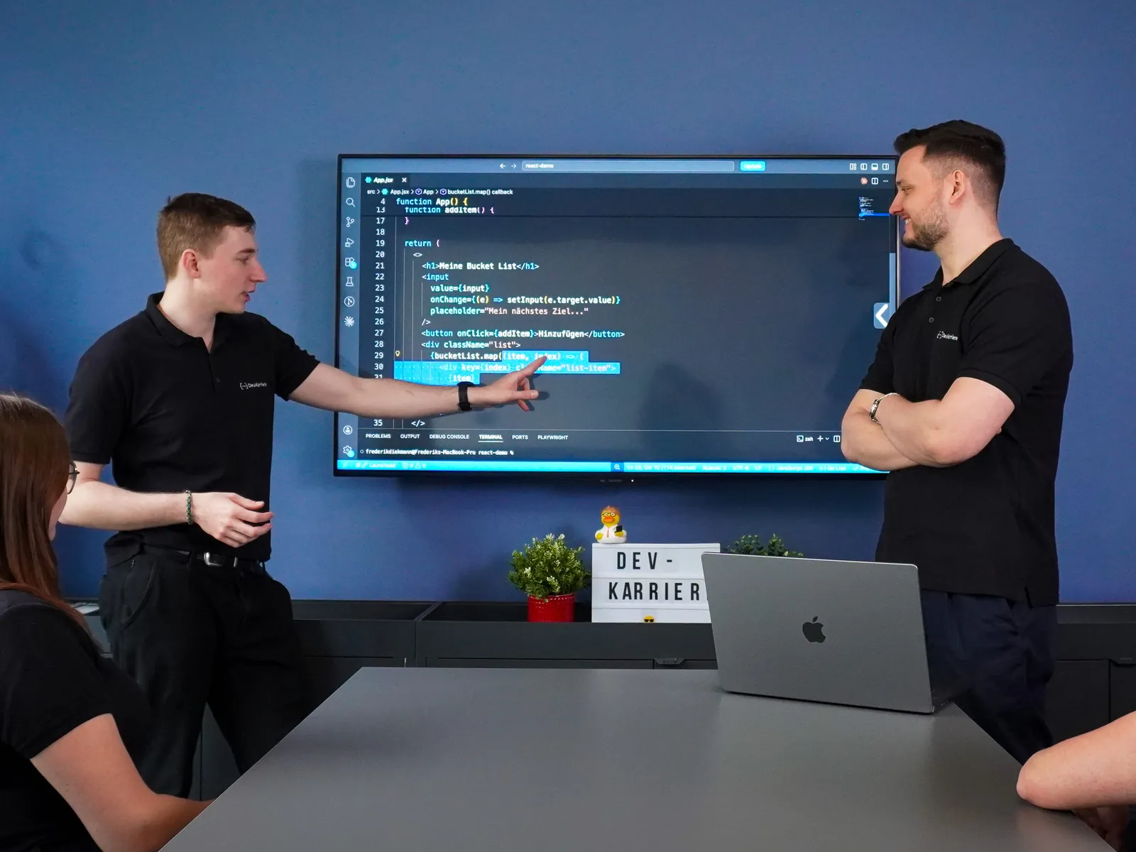 Live-Coaching bei DevKarriere: Coaches erklären Code am Bildschirm